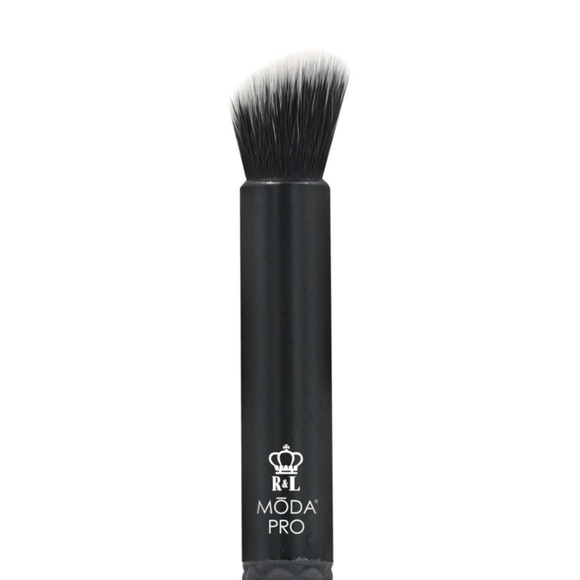 Moda Pro Precision Angle Brush - Picture 1 of 2